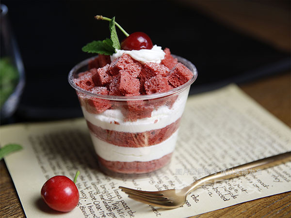 红丝绒鲜奶杯图片