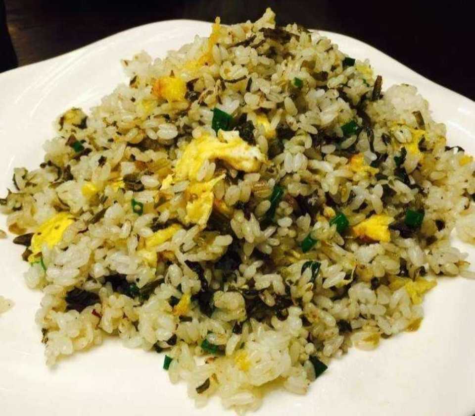 酸菜鸡蛋炒饭图片