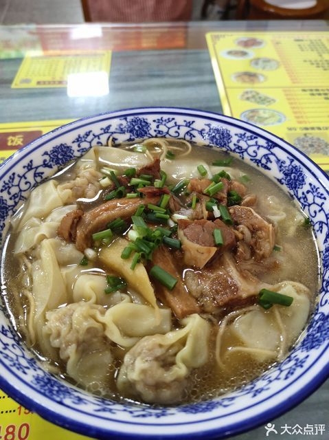 牛腩云吞面图片