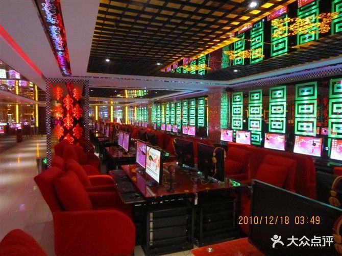 32号1号楼2层云铂电竞电竞网吧包括:云铂电竞,兴欣网络会所(古城台店)