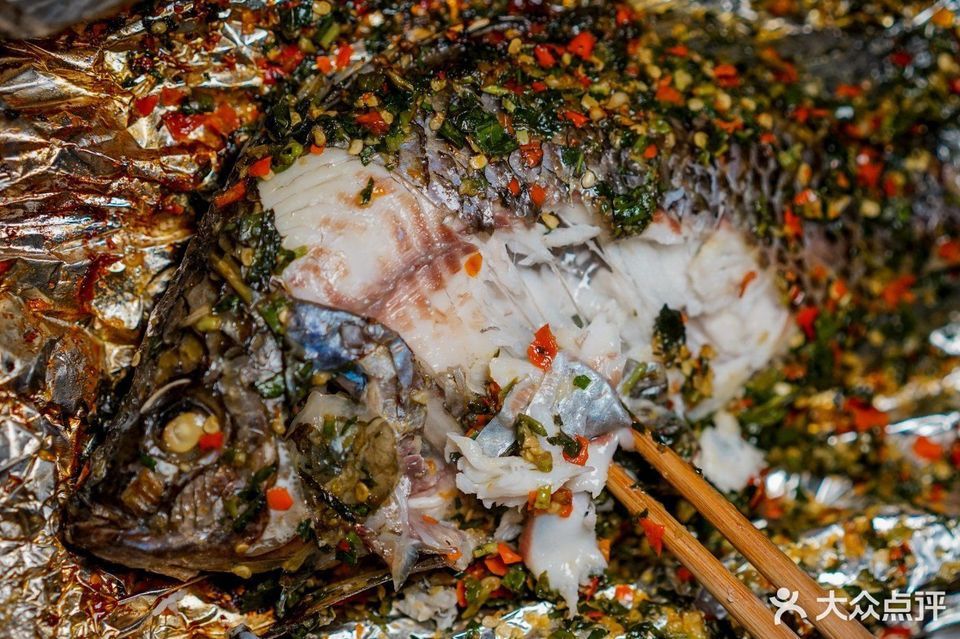 傣味包烧活鱼图片