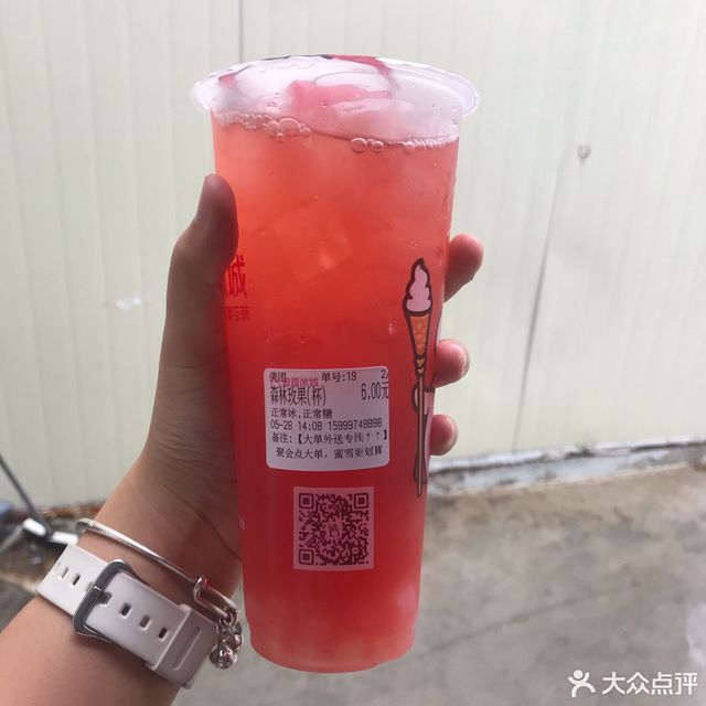 草莓奶露满杯百香果推荐菜:介绍:地址(在哪里):蜜雪冰城位于揭阳市