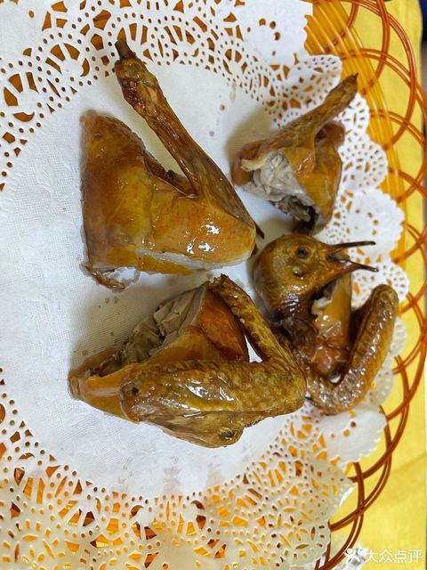 推荐菜:介绍:地址(在哪里):高佬乳鸽(寮步店)位于东莞市兴富路9号旁