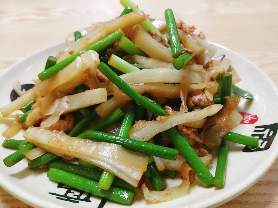 肉丝蒜苔炒饼图片