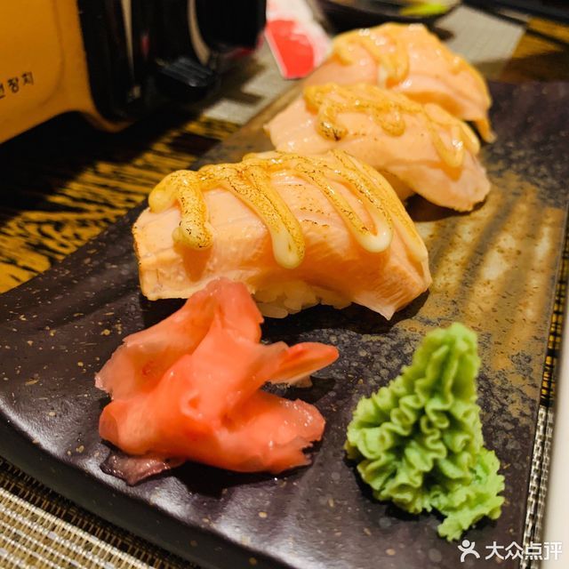炙烤三文鱼手握图片