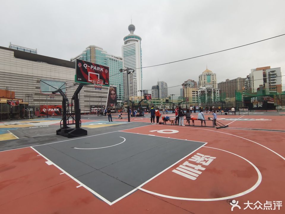 在哪儿):深圳市罗湖区南湖路2017号钻石广场楼顶电话:q-park篮球公园
