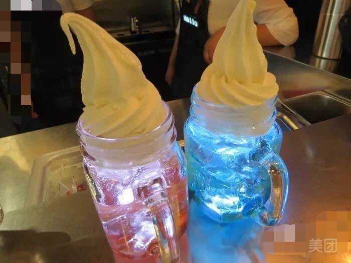 夜光杯漂浮冰淇淋图片