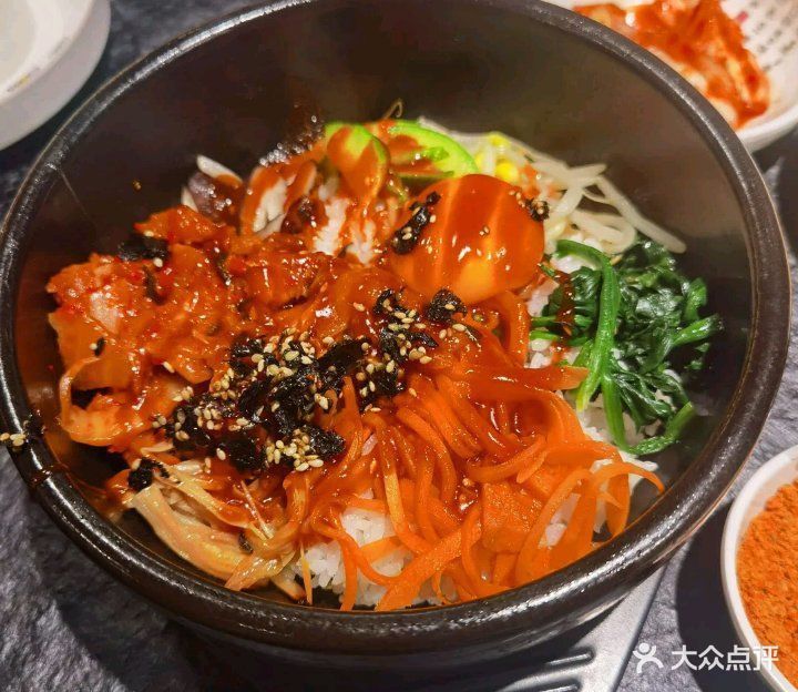 五花肉泡菜石锅拌饭图片