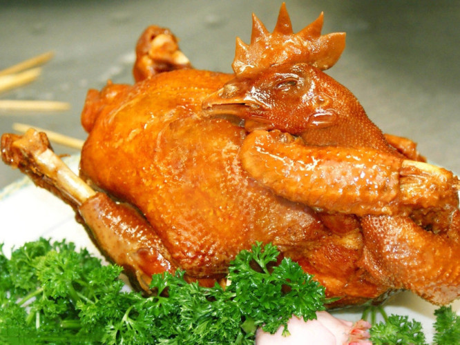 哪里,在哪儿):商丘市梁园区东风街道商曹路与人民路交汇处南孟家烧鸡