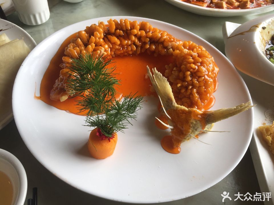 松鼠鱼盘饰图片