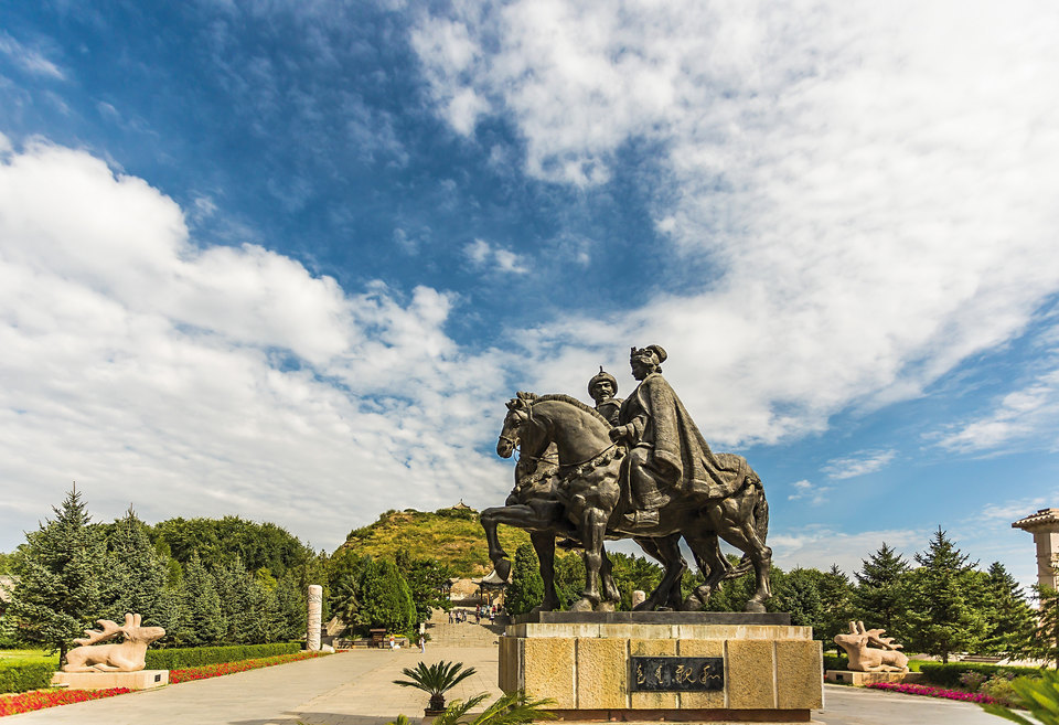 呼和浩特市区景点包括:昭君博物院,神泉生态旅游景区,大召无量寺,乌素