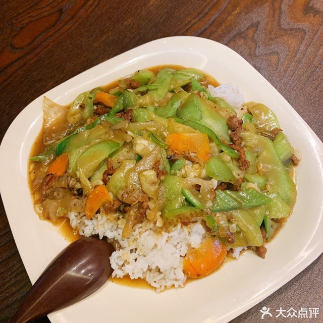 茄子炒肉丝盖浇饭推荐菜:介绍:地址(在哪里):沙县小吃位于三亚市吉阳