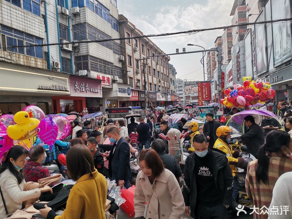 樟树小香港包括:小香港地下商场,小香港街与共和西路交叉口,贵人鸟(小