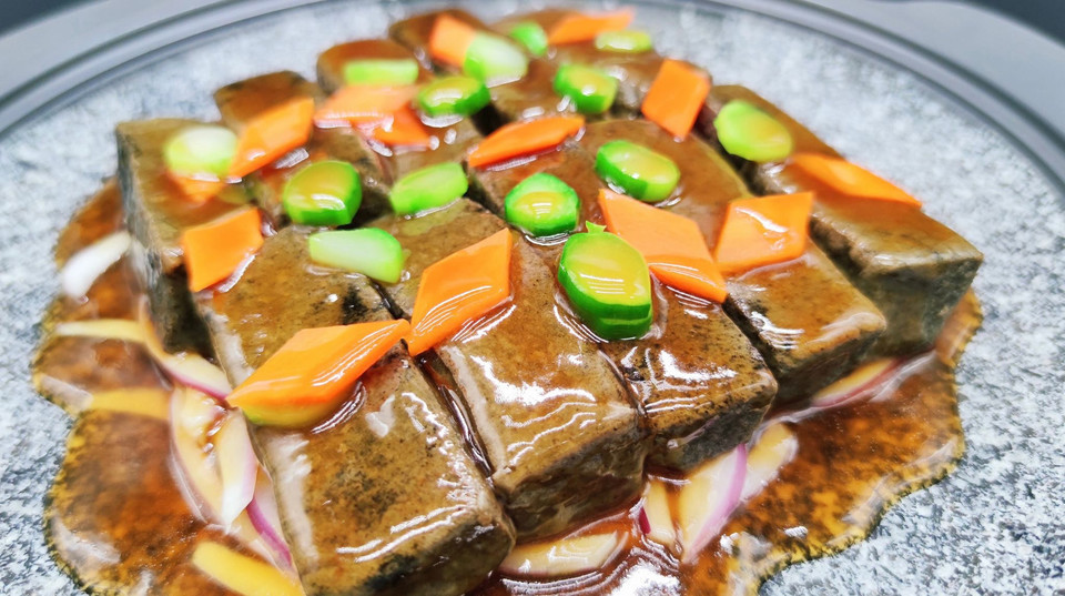 泉水养生黑豆腐图片