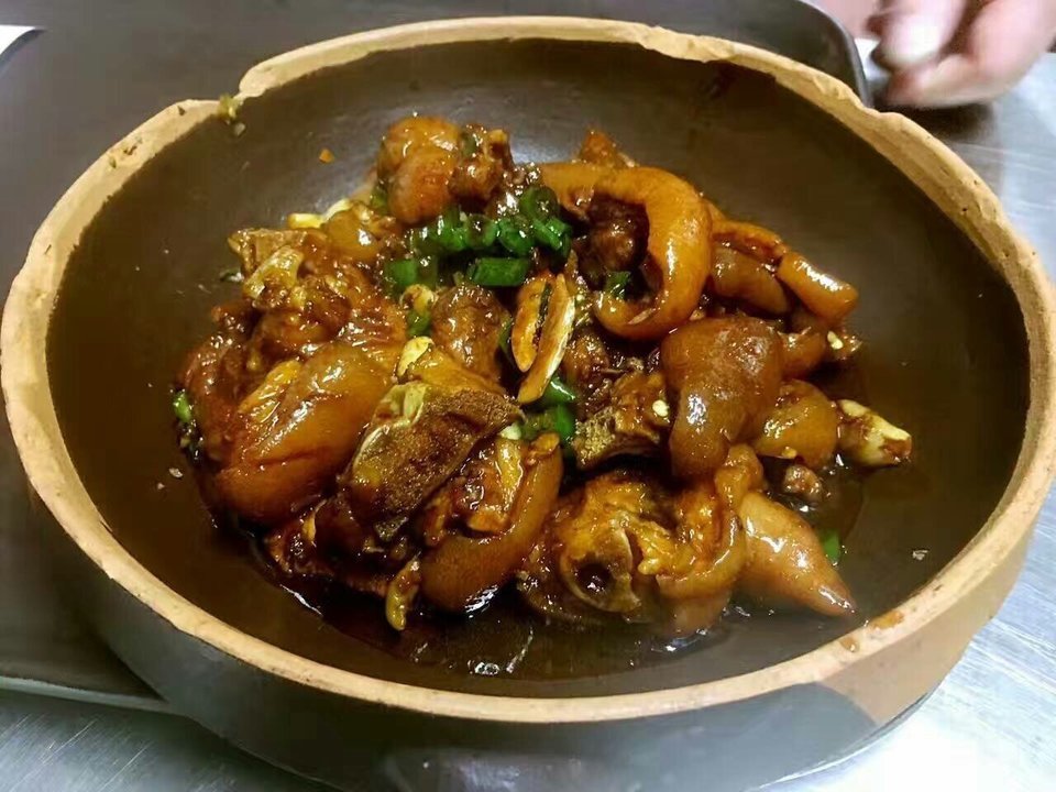 在哪里,在哪儿):东莞市厚街镇莞太路与天平路交汇处东南湘庄大碗菜