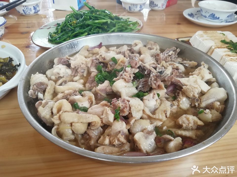 菜:介绍:地址(在哪里):山里人家位于广州市梯面镇776乡道西坑村丹竹坝