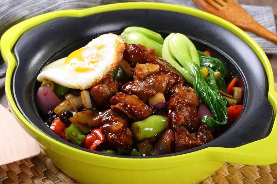 土豆牛腩推荐菜:地址(在哪里):炉火阿昌牛腩煲仔饭位于信阳市平桥区