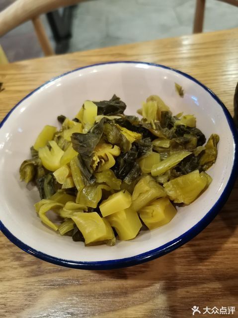 酸菜肉沫蚕豆钵图片