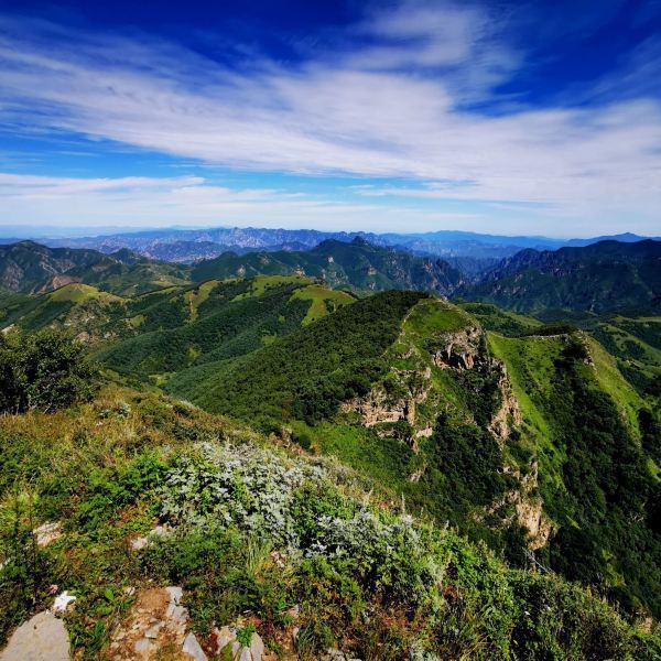 门头沟区,从栢峪沿着小路上山,徒步18公里后可达北灵山,途径黄草梁,在