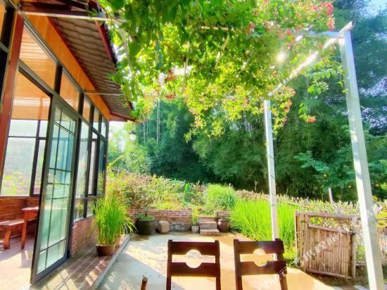 在哪儿):桂林市恭城瑶族自治县莲花镇红岩村114号恭城红岩江临居民宿