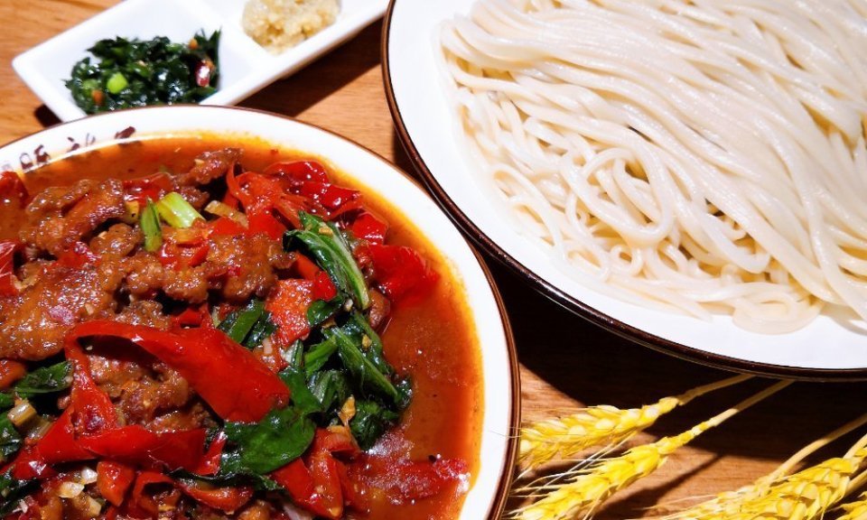 滚辣皮子拌面图片