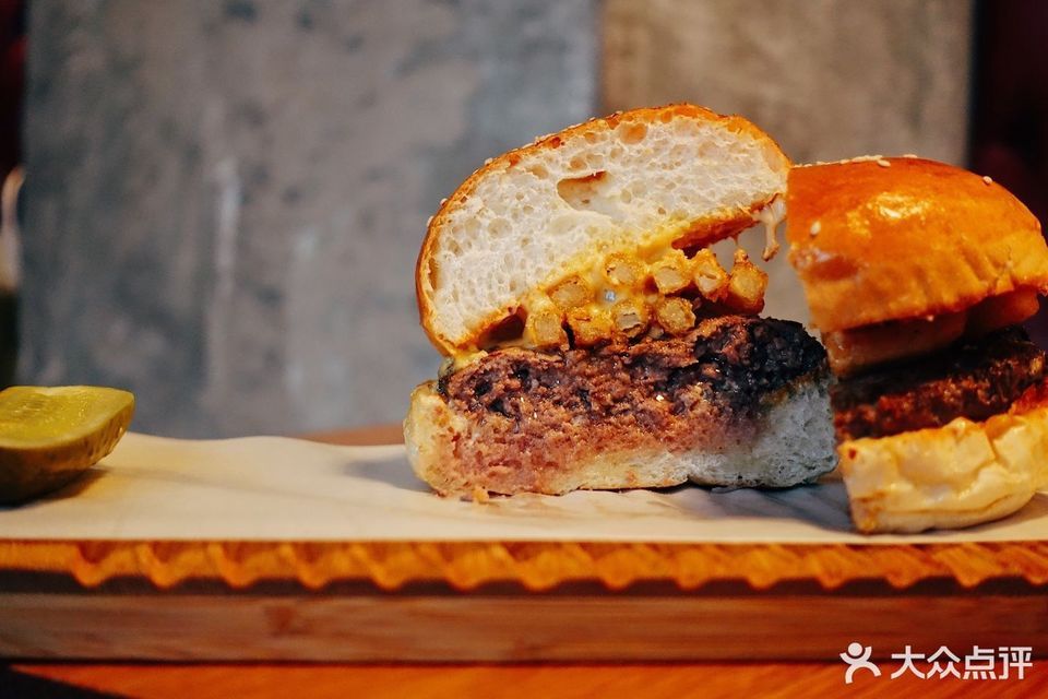 老泰泰汉堡推荐菜:介绍:地址(在哪里):悠航鲜啤slow boat brewery