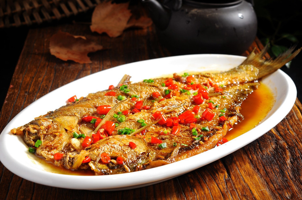 平锅香煎白鱼图片