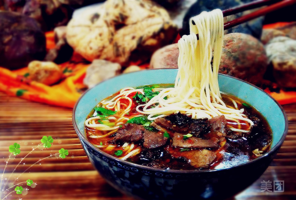 麻辣牛肉拉面图片