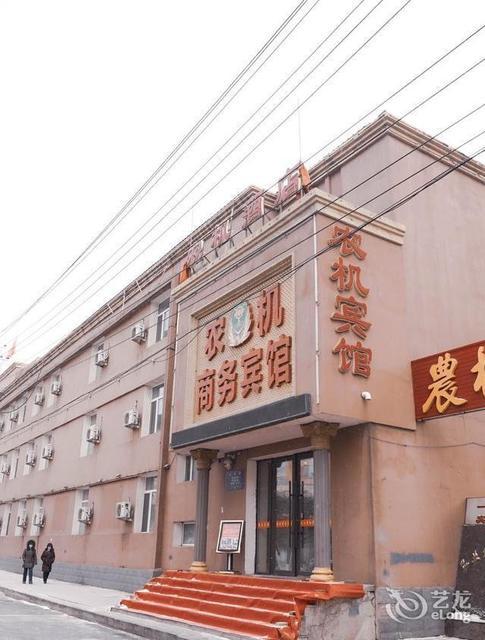 农安县和谐街道中兴街与兴华路交汇处府前广场西南角电话:一家宾馆