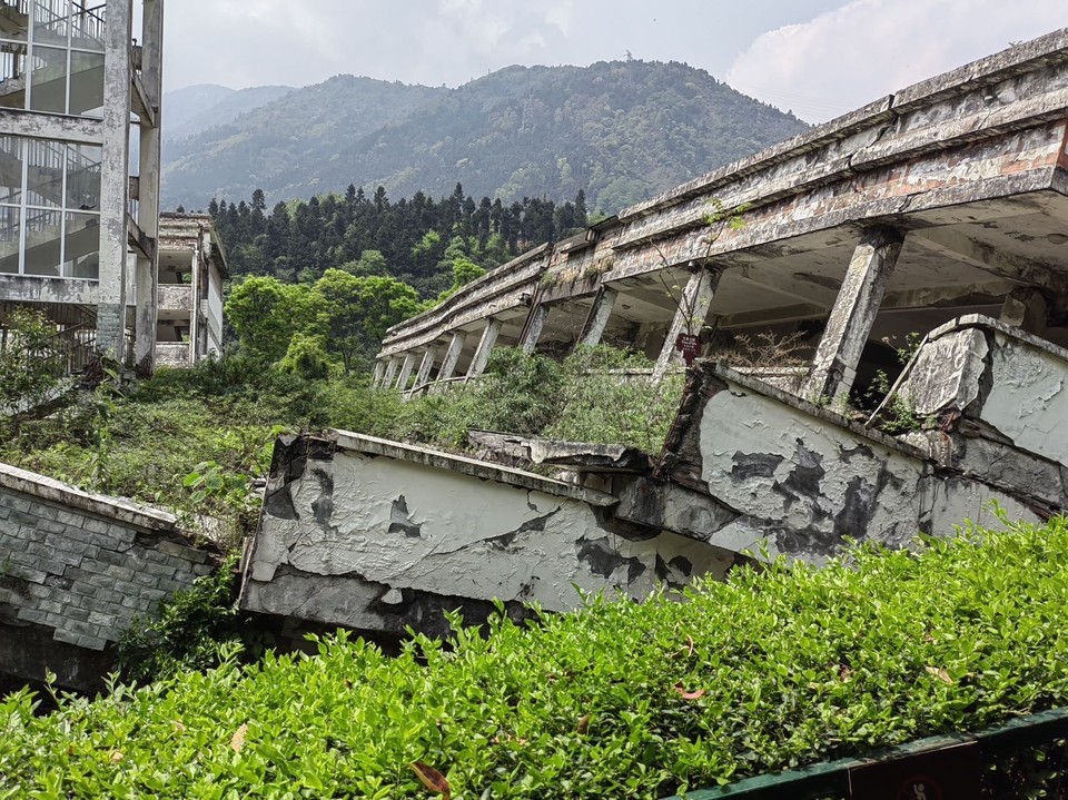 钟楼地震遗址广场图片