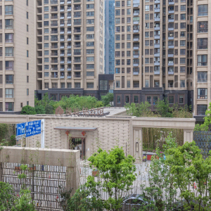 在哪儿):合肥市包河区常青街道黟县路与宏村路交汇处绿地中心公馆北侧