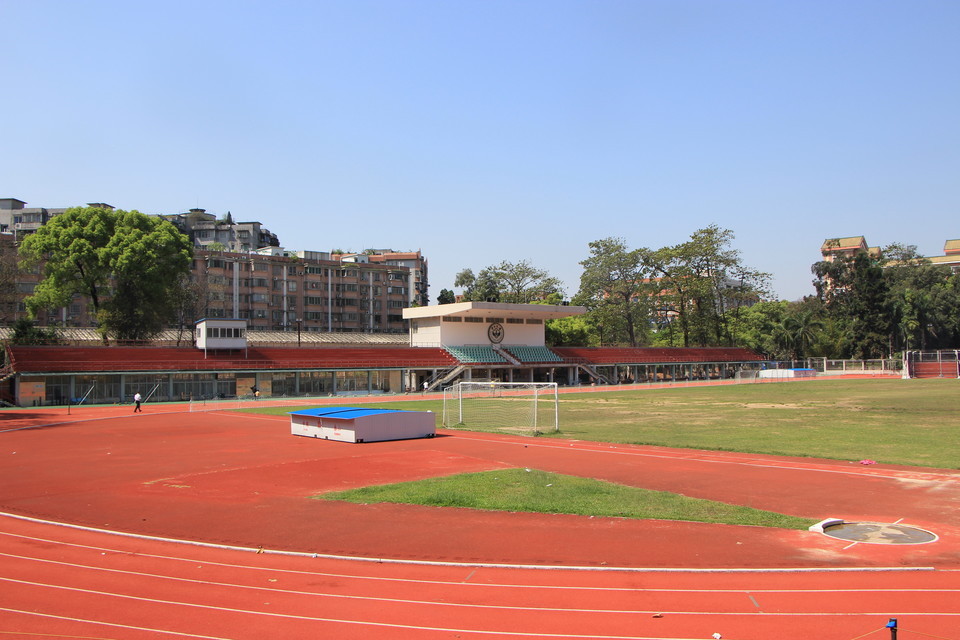 光明广场足球场