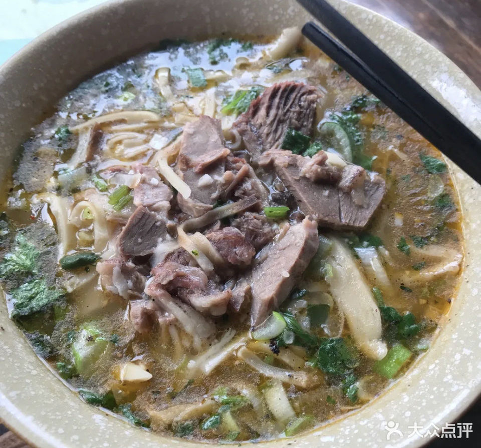 古城美食街羊肉饸饹