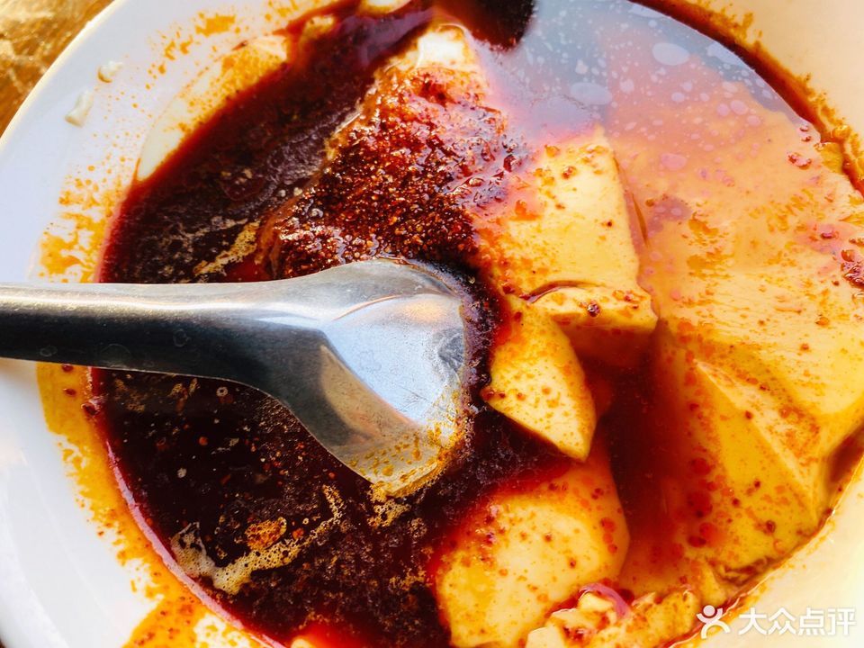 介绍:地址(在哪里):茯茶镇秘制辣子肉夹馍位于咸阳市泾阳县小吃街富园