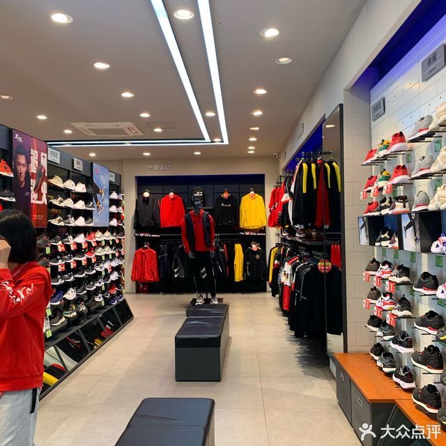 特步专卖店图片