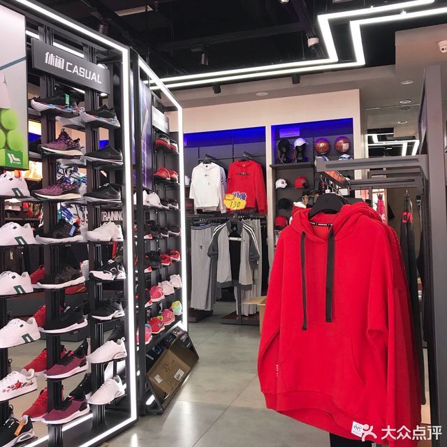 特步女鞋专卖店图片