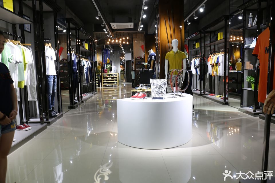 啄木鸟男装专卖店