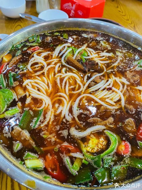 酱汁牛肉粉推荐菜:介绍:地址(在哪里):陆记粉铺位于常德市武陵区永安