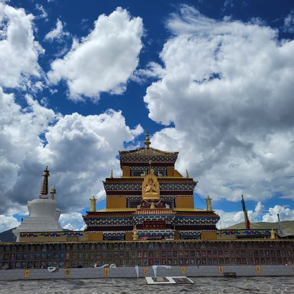 格萨尔王广场图片