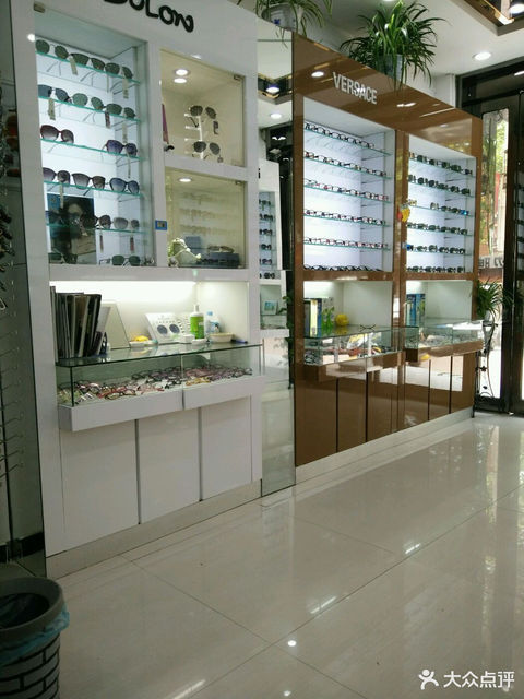 隐形眼镜店
