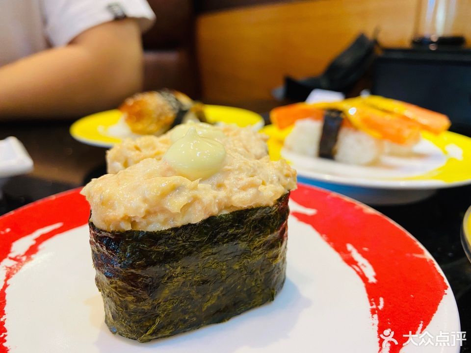 吞拿鱼沙律寿司图片