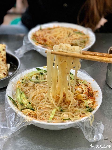 在哪儿):开封市龙亭区开封大学东京大道路校区综合楼一楼店朝鲜冷面四