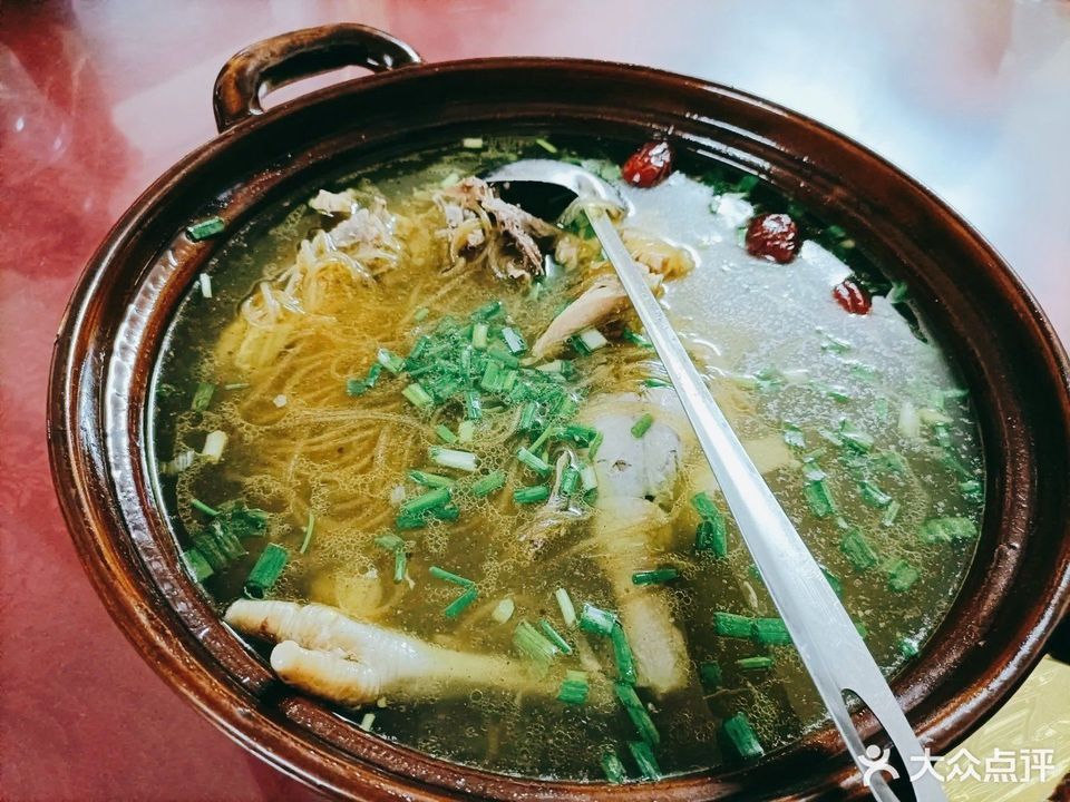 野山椒炒鸡杂推荐菜:介绍:地址(在哪里):贺胜桥瓦罐土鸡汤位于武汉市