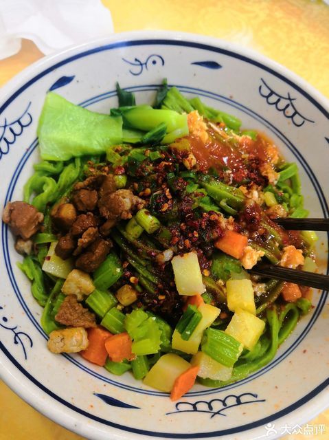 手擀菠菜面图片