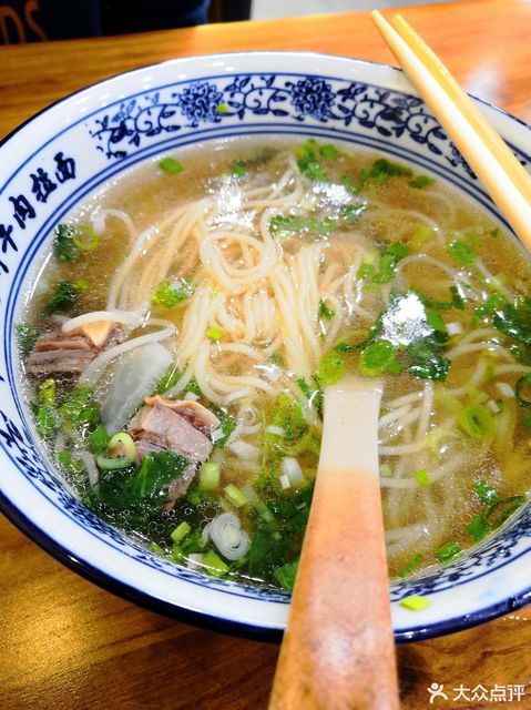 特色牛肉二细面图片