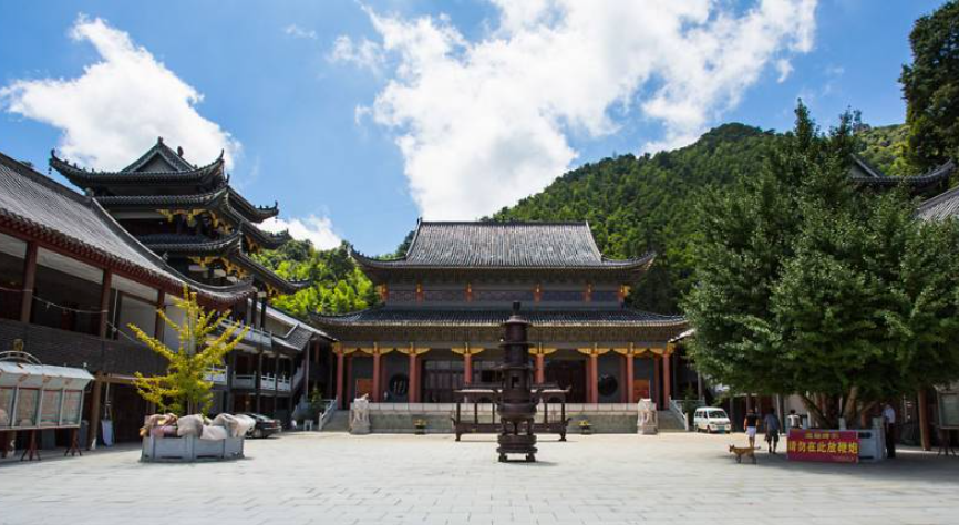 莲花山青莲古寺图片