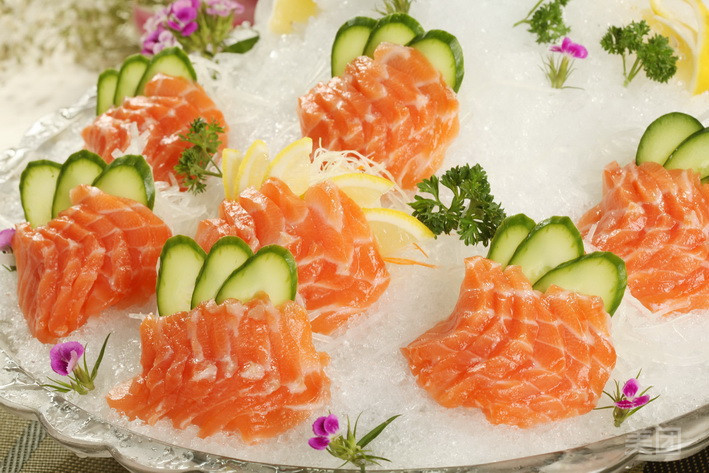 三文鱼刺身拼盘图片