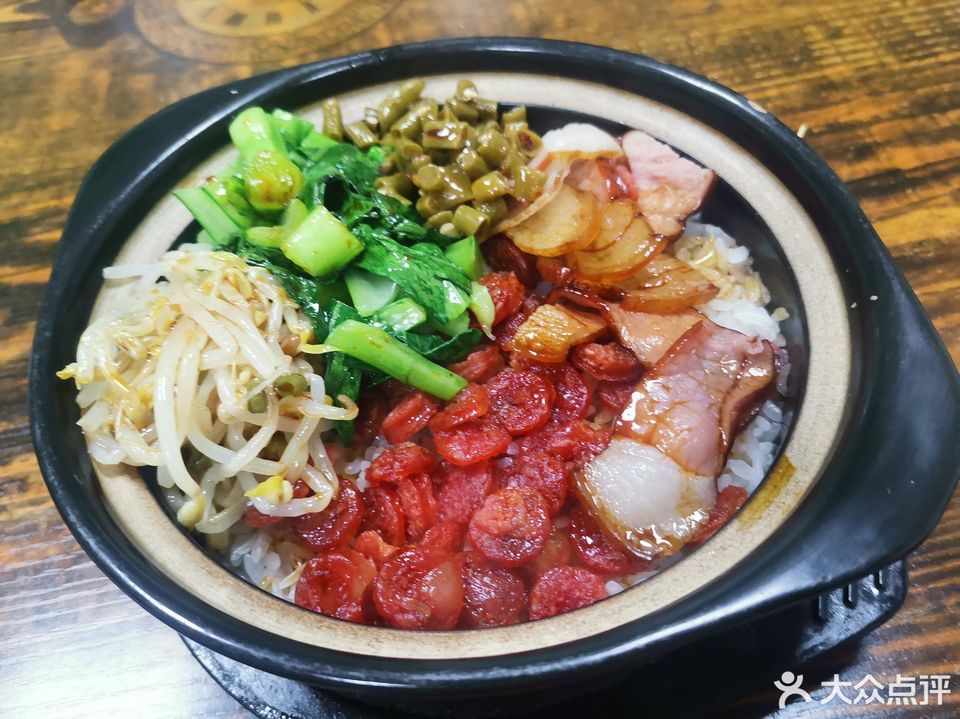 香菇滑鸡煲仔饭推荐菜:标签:快餐餐饮介绍:地址(在哪里):粤式煲仔饭