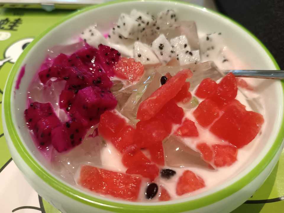 水果椰奶冰粉图片