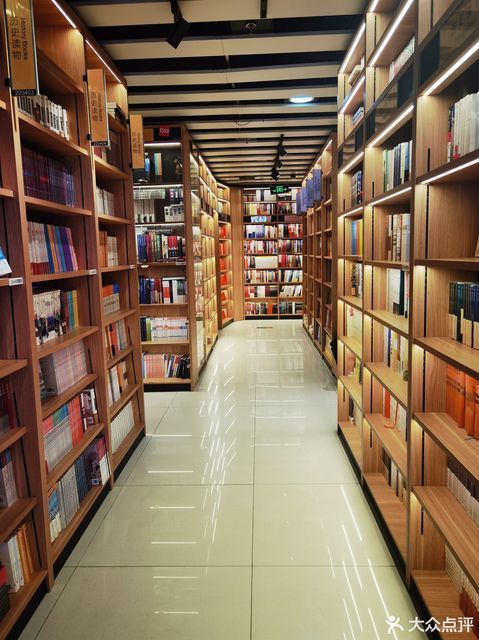 在哪里,在哪儿):北京市朝阳区望京西园四区406号楼附近望京休闲广场